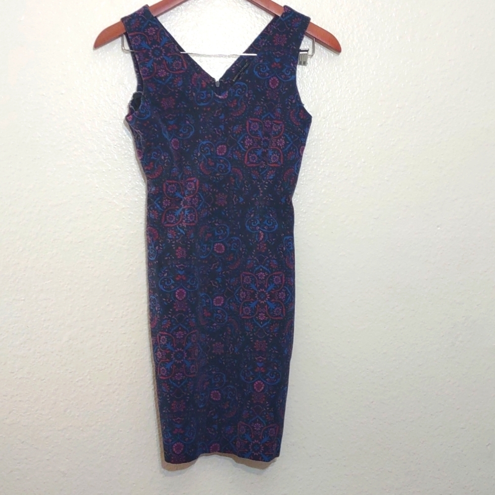 USED BANANA REPUBLIC SIZE 0 PRINT DRESS HAS HOLE IN CENTER AS SEEN IN PHOTOS